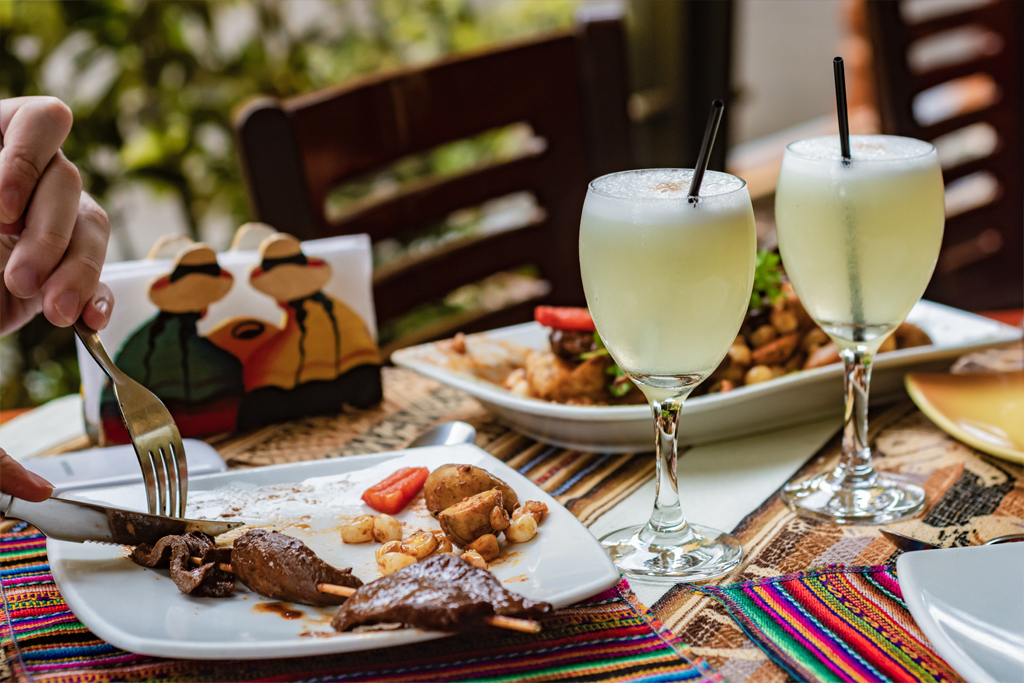 Pisco sour y anticuchos